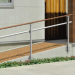 サムネイル：エトランポS2型　上部笠木納まり  トラッドパイン・ブラック／埋め込み支柱＋端部埋め込み支柱／1段笠木仕様